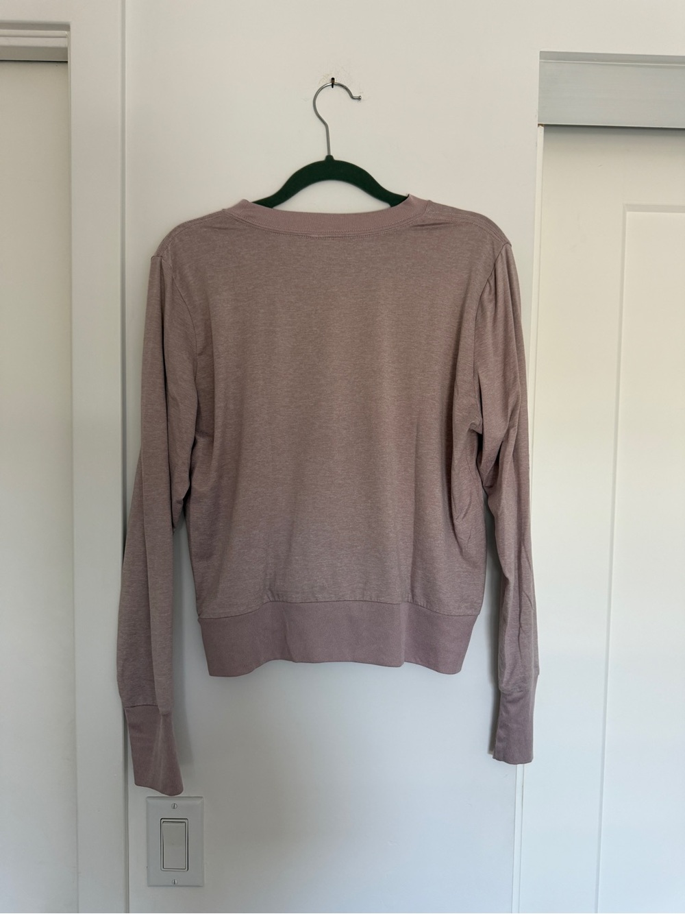 Vuori Women's Long-Sleeve Daydream Crewneck Top - Picture 2 of 3